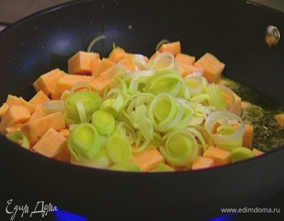 Разогреть в сковороде 1 ч. ложку оливкового масла и сливочное масло и обжаривать лук и картофель до появления золотистой корочки.