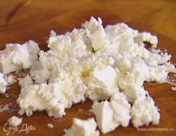 Брынзу порезать на небольшие кусочки.
