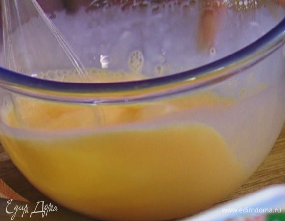 Яйца соединить со сливками, посолить, поперчить и взбить миксером. 