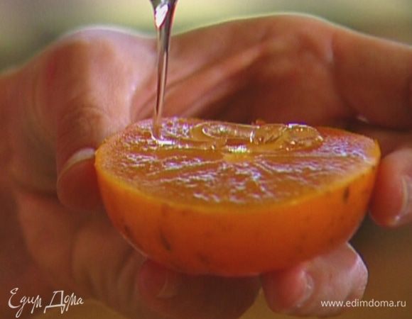 Смазать хурму жидким медом и поместить под гриль на 3–5 минут.