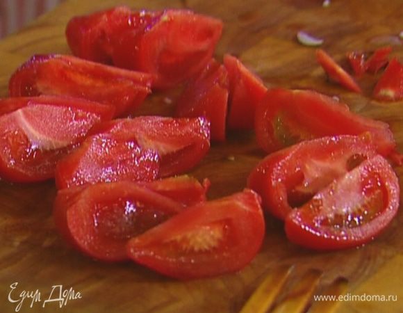 С помидоров снять кожицу, порезать их крупными дольками.
