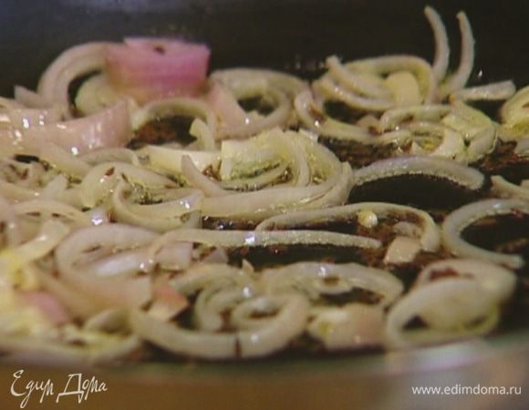 Разогреть в сковороде 1 ст. ложку оливкового масла, слегка обжарить лук, затем добавить тмин и перемешать.