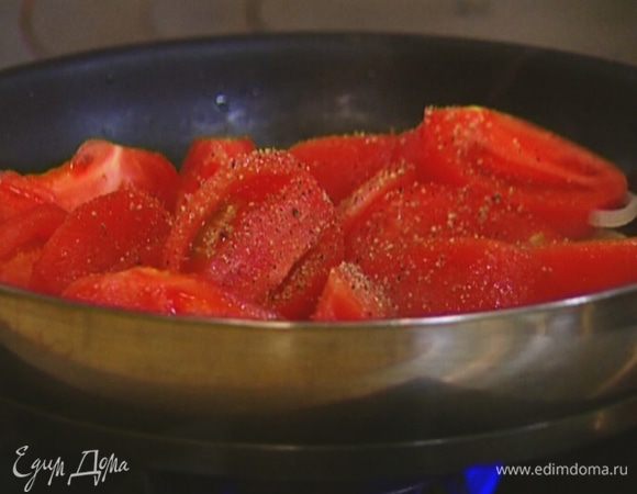 Добавить нарезанные помидоры, посолить, поперчить и немного прогреть.
