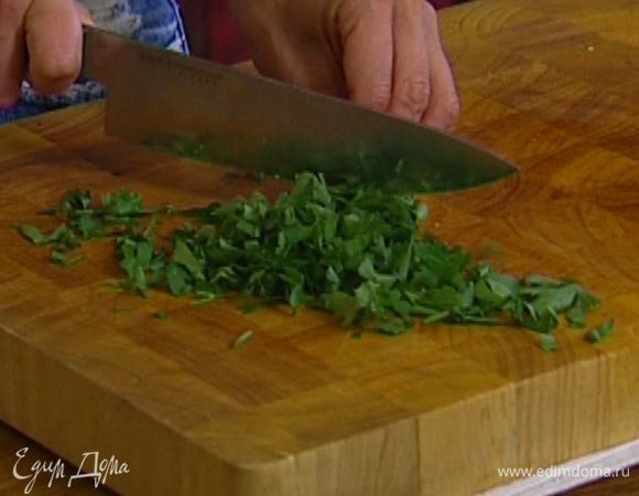 Петрушку мелко порубить.