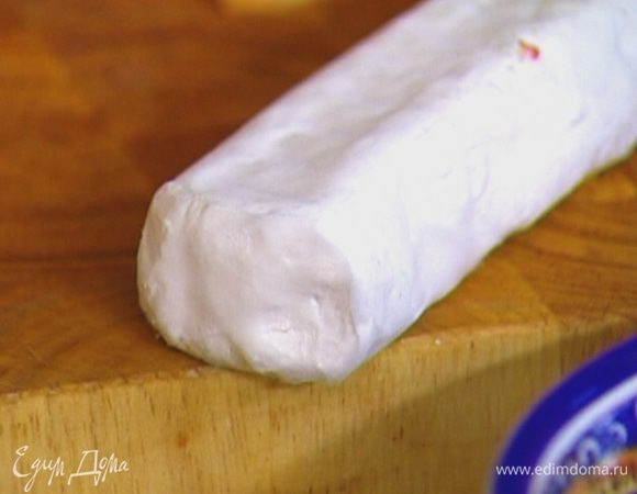 Сыр поломать или порезать на небольшие кусочки.