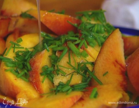 Персики, удалив косточки, нарезать дольками, посыпать шнитт-луком и полить лимонным соком.