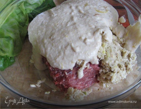 Лук, чеснок и орехи измельчить в блендере и выложить в фаршу. Хлеб замочить в молоке, помять пальцми корку, переложить в блендер не отжимая молоко и взбить в однородную кашицу, выложить к фаршу.