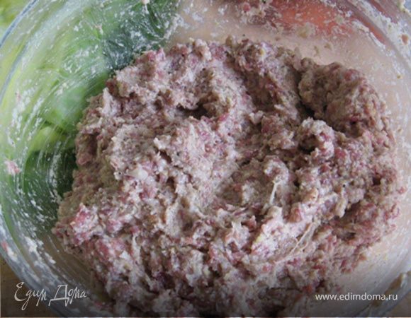Петрушку мелко нарезать, выложить к фаршу, все посолить, поперчить, добавить душицу/мяту и хорошо вымешать. Вот только в этом конкретном случае у меня не оказалось и петрушки (помимо баранины и фундука), но вы обязательно ее используйте.