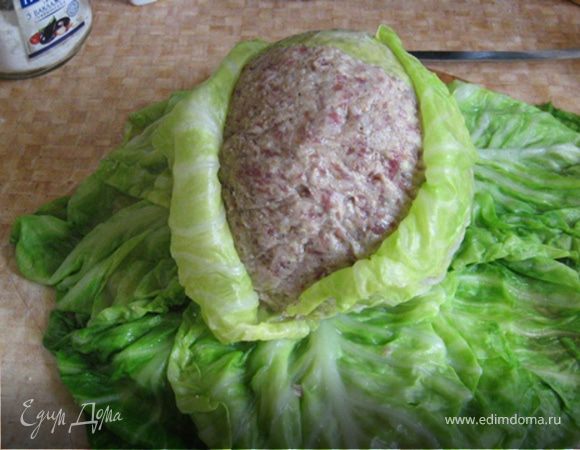 Опять нанесли фарш, опять навернули на него листитки капусты. Не бойтесь их подтягивать, чтоб они плотненько "обнимали" фарш.