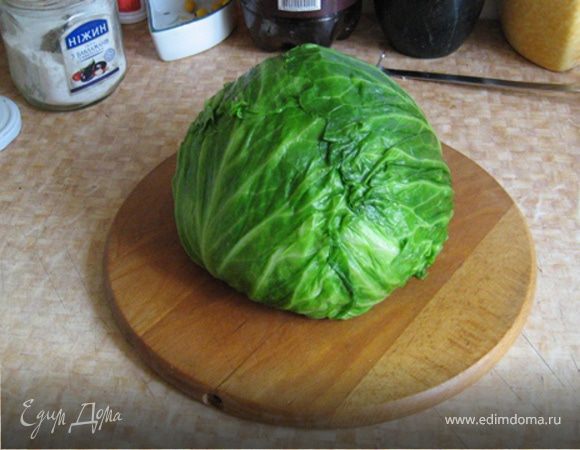 Наносим фарш и заворачиваем листы капусты пока не закончится и то и другое. Вот, к нам вернулся наш качан, но уже по размеру вдвое больше исходного.