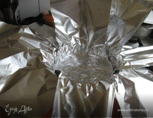 Теперь сделаем из фольги карзину, в которой качан будет запекаться. Дно слегка смажем раститеьным маслом и присыпем панировочными сухарями.