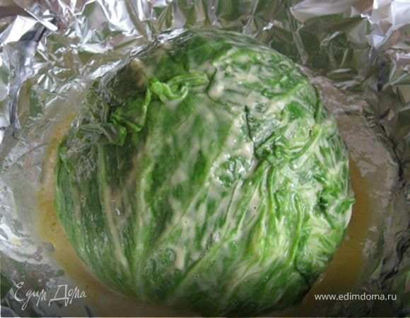 Переложим качан на фольгу, обмажем его взбитым яйцом, присыпим не стесняясь сухарями, завернем и поставим в духовку при 180 градусах на 40 минут.