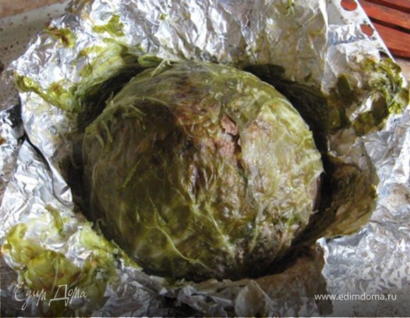 Через указанное время развернем фольгу и еще 10 минут будем готовить в открытом виде, чтоб ушла часть влаги и прихватился верх. Затем извлечем качан из фольги на блюдо. Разрежем на части и подадим со сметаной! Приятного аппетита!
