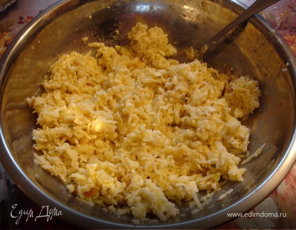 Весь сыр потереть. В большой миске смешать сыры, 2 яйца, сухой базилик (растереть в пыль).