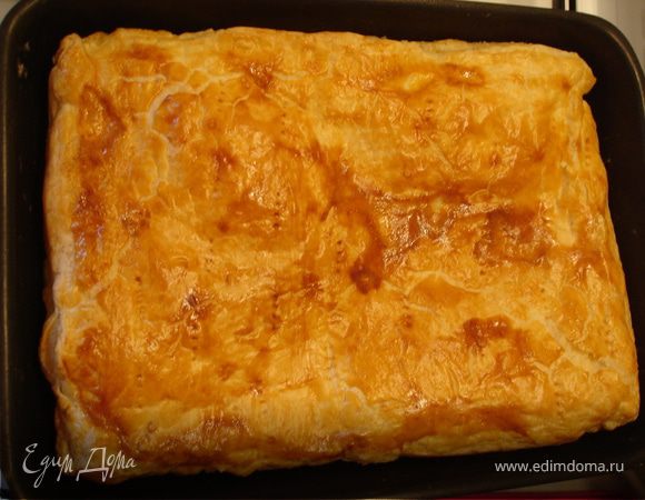 Смесь сыров выложить на противень, распределить равномерно. Раскатать второй пласт теста, накрыть сверху сыр, скрепить края. 1 яйцо слегка взбить вилкой, помазать сверху пирог, наколоть вилкой.
Поставить в духовку на 40 минут при температуре 180-200 гр.
Приятного аппетита!:)