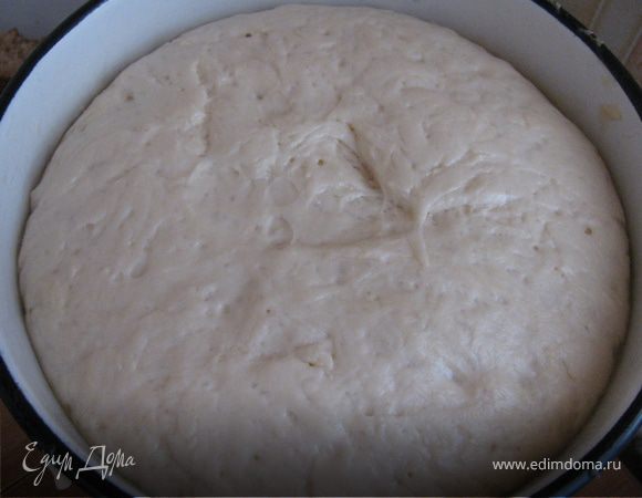 Если нет готового дрожжевого теста,то могу предложить свой:0,5л. сыворотки(молоко,вода) теплой.Засыпать  1ч.л. с горкой дрожжей.Когда дрожжи размокнут добавить 1ст.л. сахара,соль все хорошенько размешать до однородной массы +0,5 пачки растопленного маргарина,но не горячего.Муку добавлять пока тесто от рук отлипать не начнет(у меня ушло 6ст)+1ст.л. масла подсолнечного-смазать бортики кастрюли,дабы тесто когда поднимется хорошо отходило от стенок.Теста получается довольно много,поэтому половину можно смело убирать в морозилку))