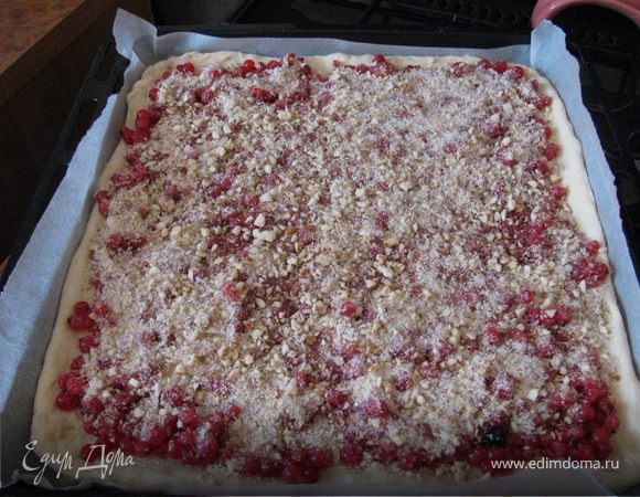 100г. сахара смешать с миндалем и посыпать ягоды.