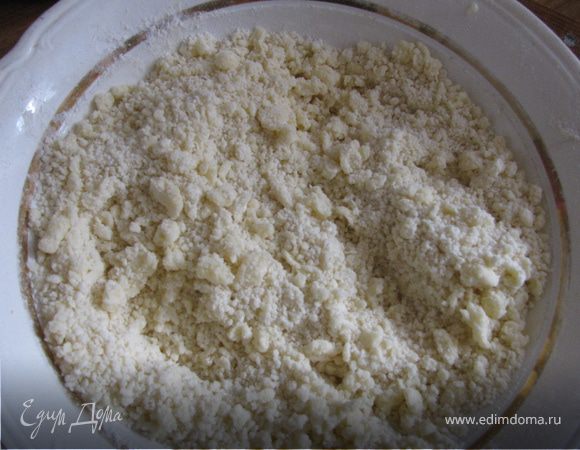 Оставшийся сахар растереть со сливочным маслом и порубить с мукой до получения крошки.