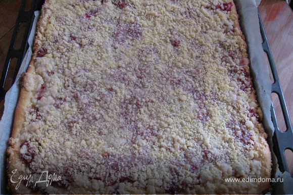 Посыпать пирог и выпекать в духовке около 45мин.Достать и остудить на решетке для пирога.