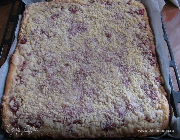 Посыпать пирог и выпекать в духовке около 45мин.Достать и остудить на решетке для пирога.