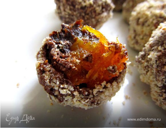 Чернослив измельчить в блендере, курагу порезать кусочками и вывенуть внутренней сторой (мягкой) наружу.
Скатать шарики из чернослива, в каждый заворачивая внутрь кусочек кураги.
Плитку шоколада растопить на водяной бане. В растопленный шоколад опустить шарики, затем достать их чайной ложечкой и обвалять в перемолотом заранее миндале. Выкладываем в тарелочку обязательно посыпанную молотым миндалем (чтобы шоколад не прилип к тарелочке). Все готово-в холодильник на 40 мин.
 
Приятного аппетита))))!!!