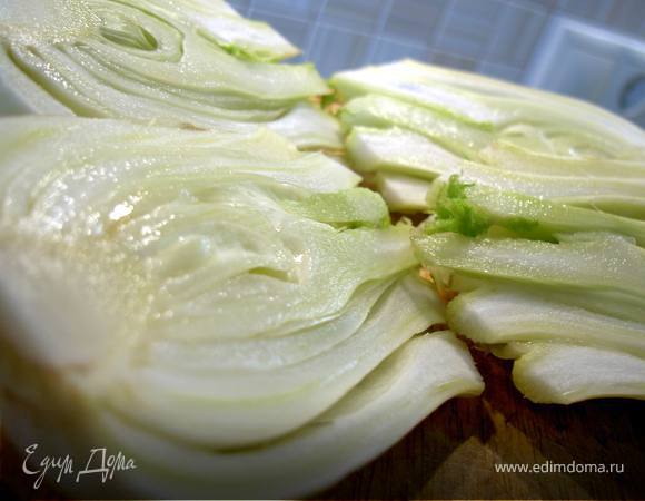 Отварим разрезанный пополам фенхель в течение пяти минут.(если фенхель старый, т.е. от даты упаковывания больше дух-трёх дней лучше верхние чешуи снять)