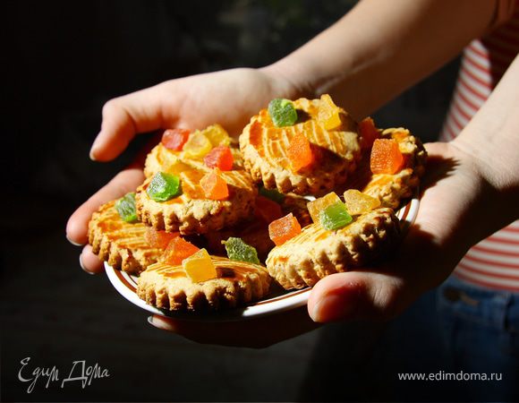 Соединить орехи, мед, цедру, соду, гашеную уксусом, оливковое масло, пряности,перемешать.Добавить просеянную муку и вымесить тесто. Тесто получается покруче по консистенции,чем здесь http://www.edimdoma.ru/recipes/20944. Раскатать тесто и вырезать фигурки. Смазать их желтком,украсить по желанию. Выпекать до золотистой корочки при 180 С. Еще можно взбить оставшийся белок с сахаром и капельками лимонного сока, покрыть пряники за 5 минут до готовности и вновь отправить в духовку.Горячими пряники кажутся мягкими, но через несколько минут остывают и становятся твердыми. Прекрасно!:)