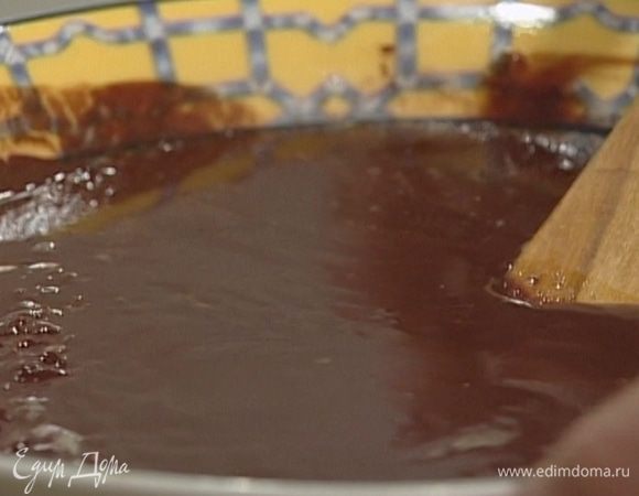 Шоколад и 500 г сливочного масла растопить на водяной бане.