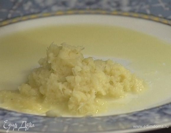 Добавить в растопленный шоколад натертый имбирь, перемешать.