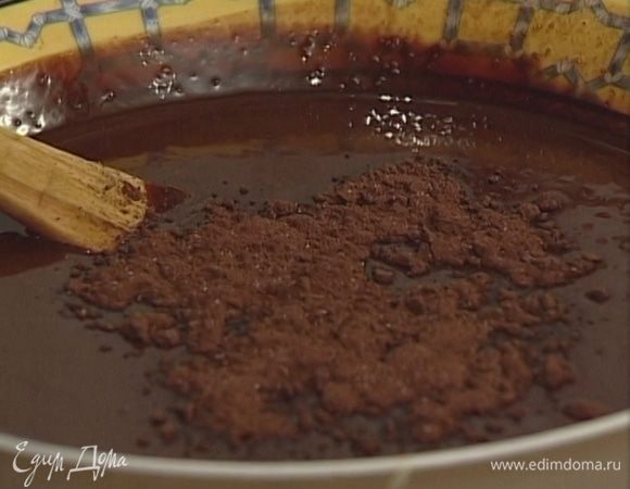 Всыпать муку и какао-порошок и еще раз тщательно перемешать.