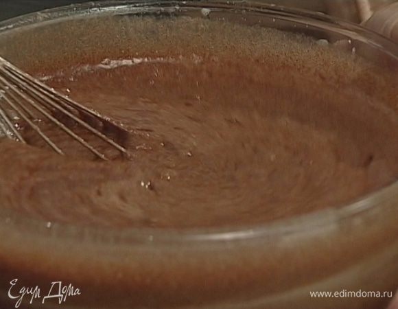 Соединить шоколадную массу со взбитыми яйцами и осторожно вымешать.
