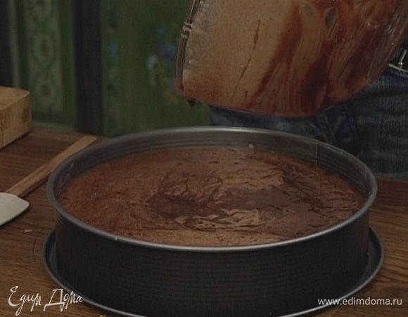 Смазать большую разъемную форму оставшимся маслом и влить в нее тесто.