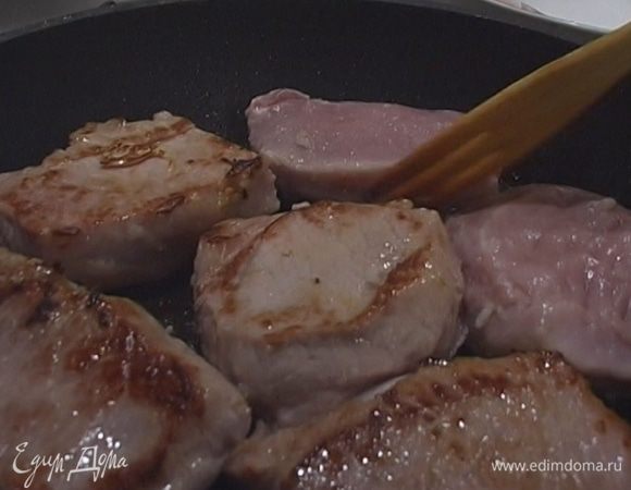 В тяжелой сковороде разогреть растительное масло и обжаривать свинину со всех сторон до появления золотистой корочки, затем переложить в жаропрочную посуду, сковороду не мыть.