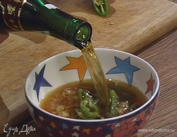 Приготовить соус: чили смешать с медом, натертым имбирем и коньяком, перелить все в сковороду, где жарилось мясо, и прогревать буквально 10 секунд.