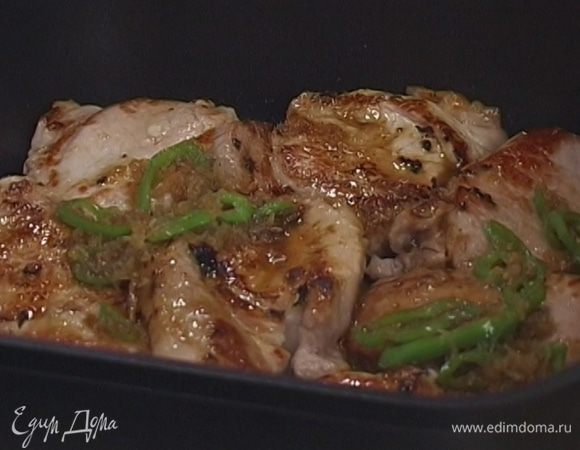 Залить мясо коньячно-имбирным соусом, накрыть крышкой и запекать в разогретой духовке 30‒45 минут, перед подачей посолить и поперчить.