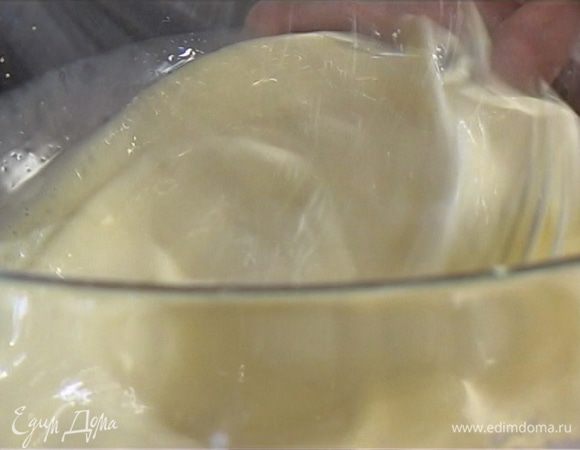 Яйца взбить с сахарной пудрой. Добавить ванильный экстракт, сливки и взбить еще раз, чтобы масса увеличилась в объеме вдвое.