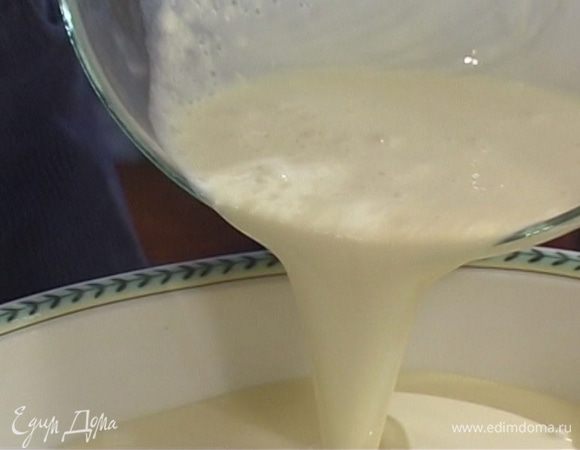 Ввести муку и все перемешать.