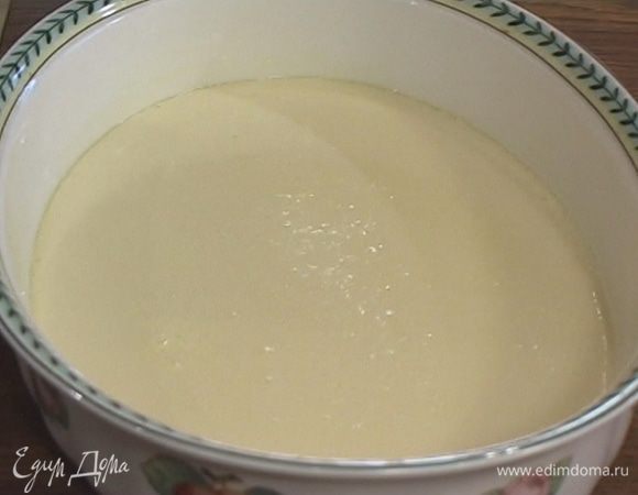 Смазать огнеупорную форму сливочным маслом, влить 2/3 теста в форму и выпекать в разогретой духовке 5 минут.