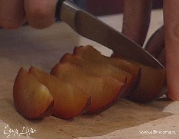 Сливы и клубнику нарезать небольшими кубиками.