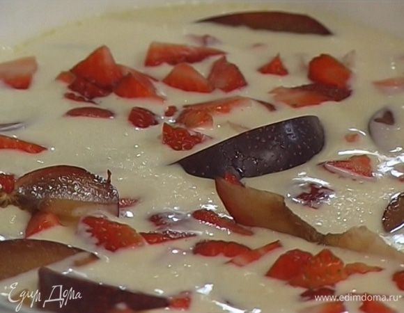 В слегка запеченное тесто выложить сливы, клубнику, чернику, малину и голубику, вылить поверх ягод оставшееся тесто. Выпекать еще 20‒25 минут.