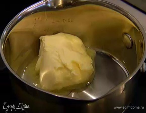 Растопить 125 г сливочного масла.