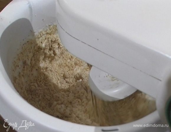 К белкам добавить щепотку соли и 125 г сахарной пудры, взбить в крепкую пену, затем, продолжая взбивать на малой скорости, добавить измельченный миндаль.