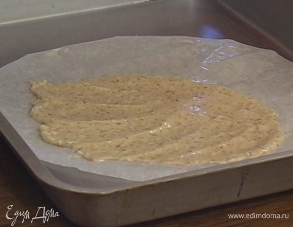 Вырезать из бумаги для выпечки круги диаметром 28‒30 см, смазать их оставшимся сливочным маслом и выложить на противень, затем слоем 3‒5 мм распределить на бумаге тесто.