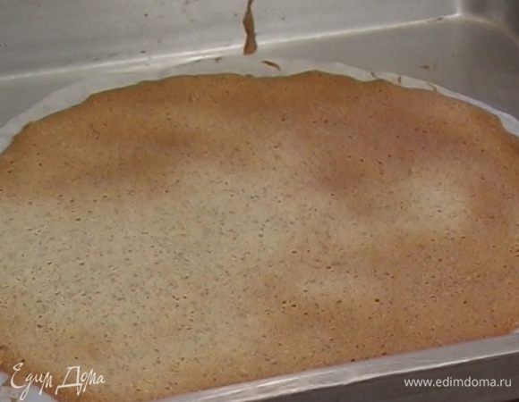 Выпекать коржи в разогретой духовке 10‒15 минут до готовности, затем сразу же снять с бумаги.