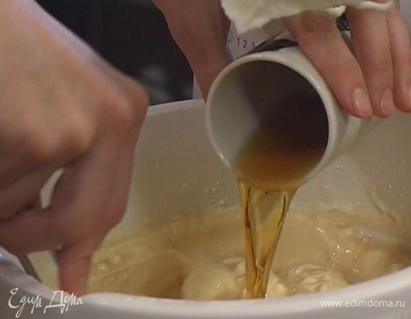 Приготовить крем: взбить сливки со 100 г сахарной пудры, добавить ванильный экстракт и коньяк, все перемешать.