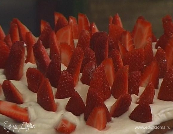 На каждый корж выложить слой взбитых сливок, затем слой клубники. Украсить последний слой взбитых сливок клубничными дольками, поставленными вертикально, и посыпать оставшейся сахарной пудрой.