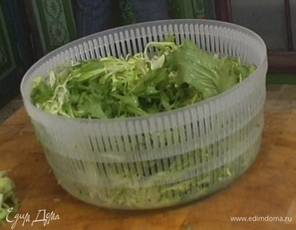 Листья салата вымыть, высушить, поместить в пластиковый контейнер и поставить в холодильник на несколько часов.