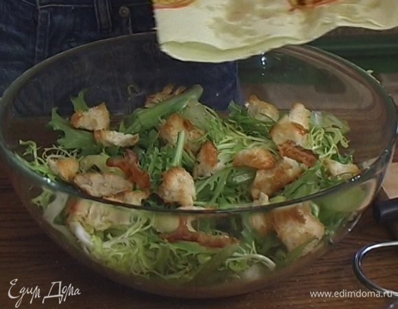 Чайной ложкой сформировать из мякоти авокадо небольшие шарики, уложить их на салат, сверху разложить крутоны и бекон.