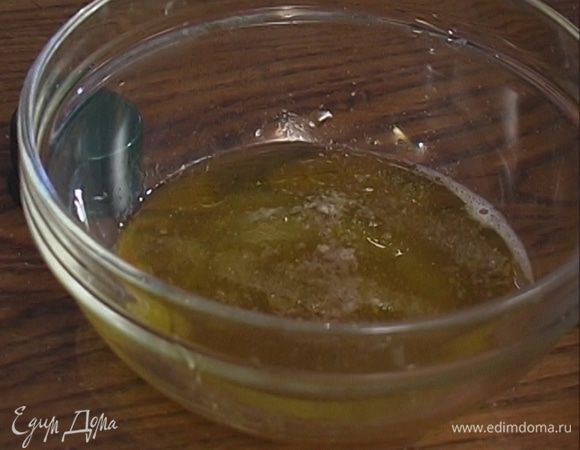 Приготовить заправку, смешав оставшееся оливковое масло, лимонный сок, уксус, соль, перец и измельченный чеснок.