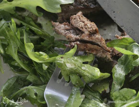 Полить руколу заправкой и подавать вместе со стейком.
